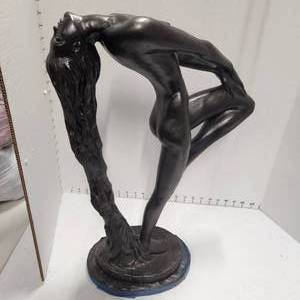 lot 423 image: Nude sculpture 22 x 15