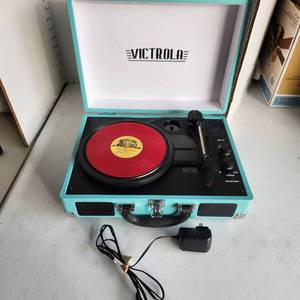 lot 433 image: Vintage Victrola record player with case