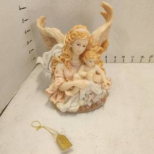 lot 435 image: Seraphim Angel Heaven Sent-Loving Spirit Musical, 2000, PlaysFur Elise (sm chip on arm) 5 tall