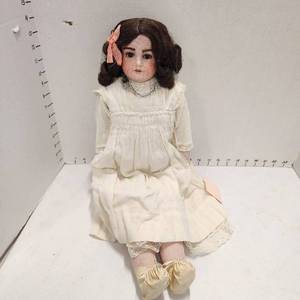 lot 446 image: Floral Dora AM 3 DRP Germany 29 porcelain doll