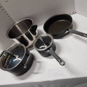 lot 516 image: Pampered Chef skillet with 2 pots with lids and large stock pot