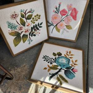 lot 525 image: Floral framed wall prints 17 x 17 each set of 3