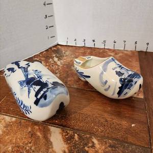 lot 605 image: Vintage Delft porcelain shoe bank and ashtray, hand painted in Holland