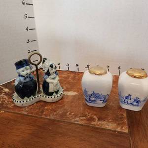 lot 608 image: 2 Vintage Dutch Delft porcelain salt & pepper shakers