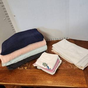 lot 610 image: Bath towels, hand towels and wash cloths