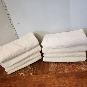 lot 611 image: Bath towels