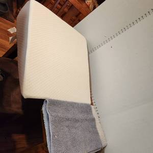 lot 612 image: K2 Products bed wedge with Bamboo pillow case and 2 bathroom rugs
