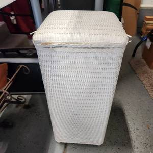 lot 620 image: White wicker laundry basket 26 x 12 x 12 with hand held shower head