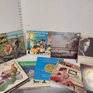 lot 656 image: Assorted albums