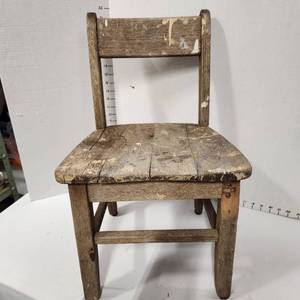 lot 662 image: Childs wooden chair 22 x 14