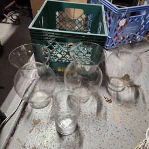 lot 666 image: 4 glass vases in plastic Steffens crate