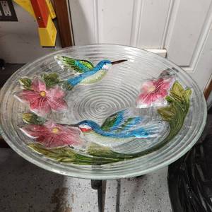 lot 710 image: Bird bath with metal stand 27.5 x 18 dia