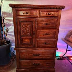 lot 618 image: Wood chest of drawers 61 x 40 x 18