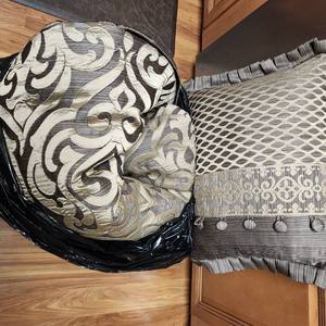 lot 320 image: J. Queen New York king comforter and decorative pillow
