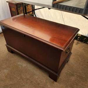 lot 522 image: Lane cedar chest push button with key 21 x 38 x 18 (needs refinished)
