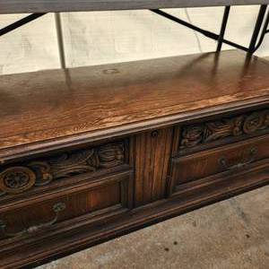 lot 523 image: Vintage Lane Sweetheart cedar chest 17 x 54 x 18 (hinges need repaired)