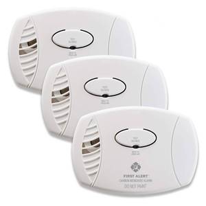 lot 6424 image: FIRST ALERT Plug-In Carbon Monoxide Detector with Battery Backup, (Pack of 3), CO605