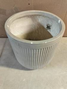lot 9095 image: Clay Flower Pot 12in