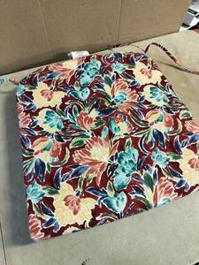 lot 9100 image: Flower Chair Cushion 20in X 20in