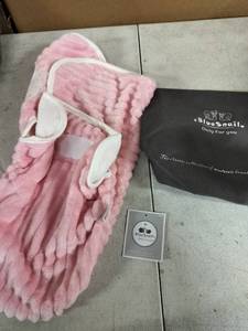 lot 6324 image: Blue Snail. Baby Blanket Pink