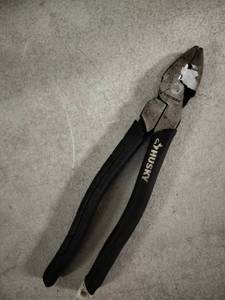 lot 6436 image: Husky. 9 Inch Pliers