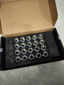 lot 8220 image: Wheel Lug Nuts set of 20