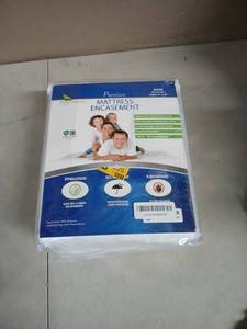 lot 9653 image: Premium Mattress Encasement Queen Size