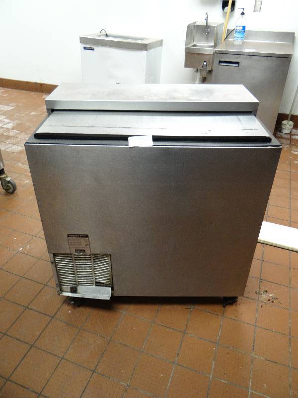 lot 2131 image: 36 Perlick Refrigerated Bottle Box