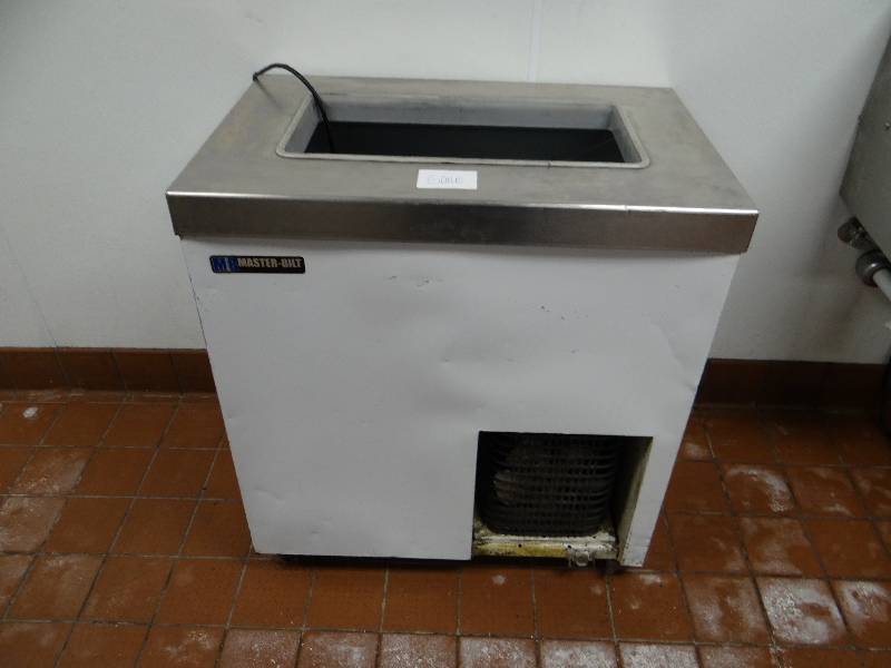 lot 2133 image: Master-Bilt 32 Refrigerated Bottle Box