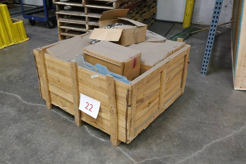 lot 2006 image: Pallet of Shelving Clips
