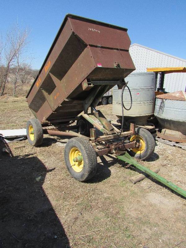 lot 7508 image: New Idea Grain Cart w Hydraulic Lift