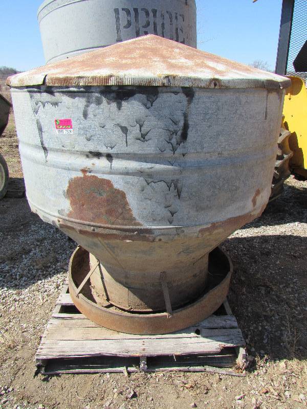 lot 7509 image: Galvanized Feeder
