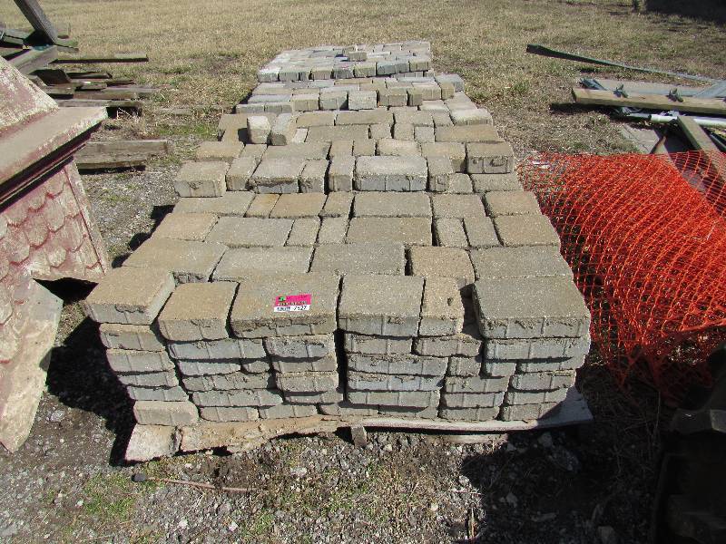 lot 7527 image: Pallet of Pavers