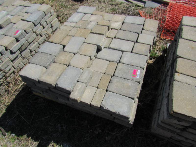 lot 7526 image: Pallet of Pavers