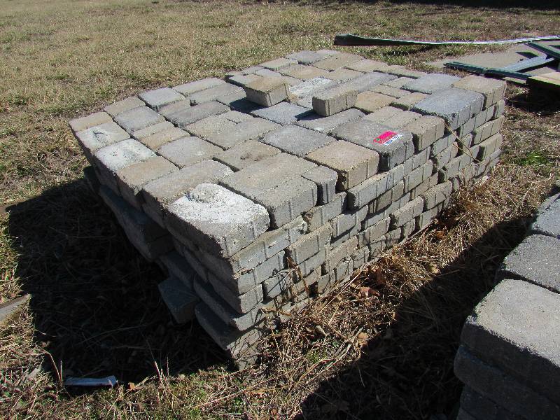 lot 7525 image: Pallet of Pavers