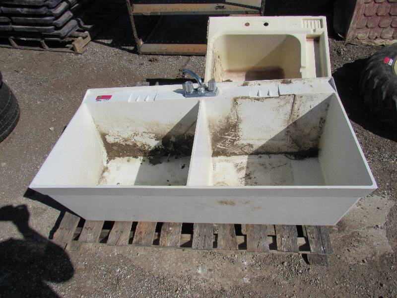 lot 7532 image: Lot of 2 Wash Basins