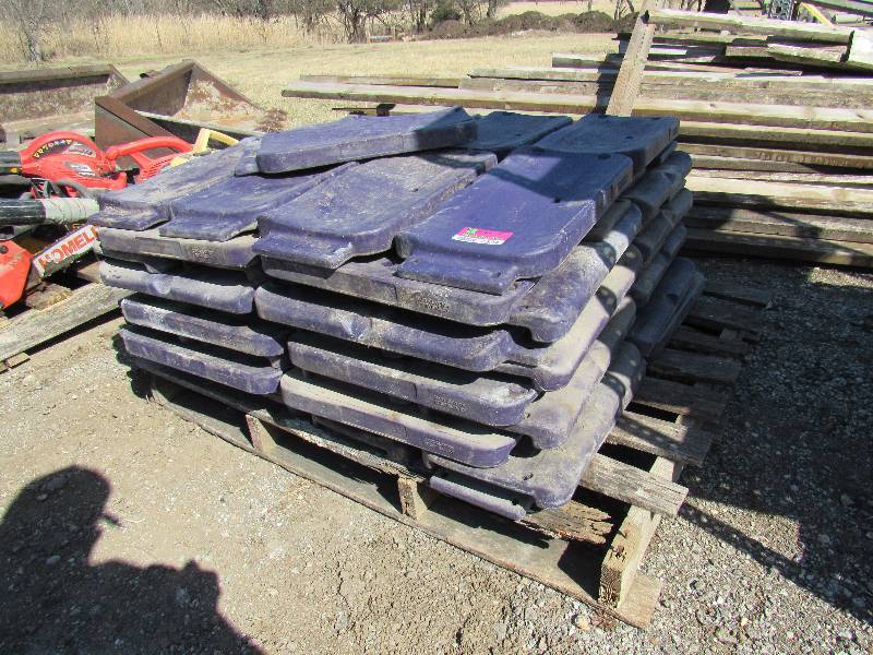lot 7534 image: Pallet of Bleacher Seats