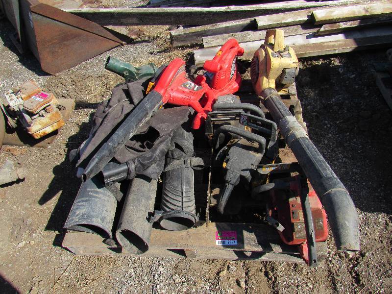 lot 7537 image: Pallet of Chainsaws & Blowers