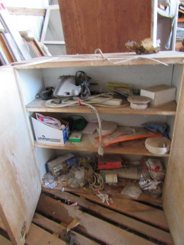 lot 7557 image: Metal Cabinet & Contents