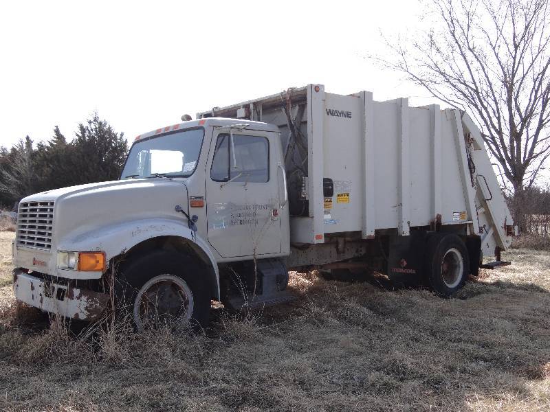 lot 1230 image: International Trash Truck