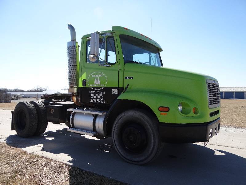 lot 3094 image: 2000 Freightliner FL120 Truck Tractor