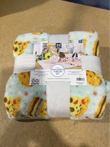 lot 1205 image: Members Mark Kids Hugger & Throw Set, 50 in x 60 in.