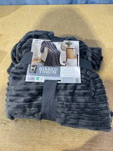 lot 3210 image: Members Mark 60x70in Gray Ribbed Throw