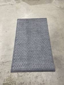 lot 3222 image: 36in x 60in Gray Patio Rug