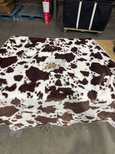 lot 7216 image: Oversized Waterproof Pet Throw Blanket