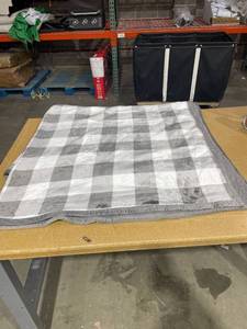 lot 7221 image: Members Mark 60 x 70 Inch Striped Throw