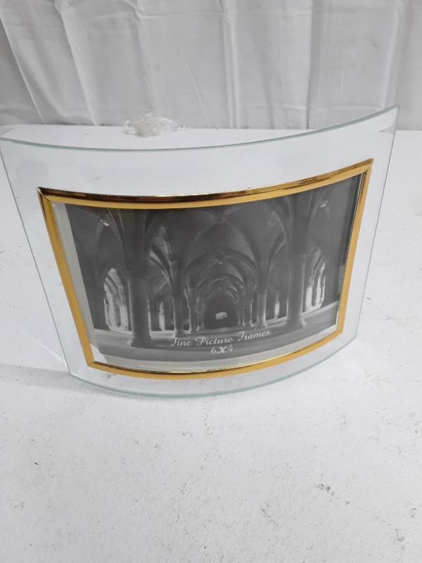 lot 56036 image: Eda International 6416 Curved Glass Fine Picture Frames 6x4