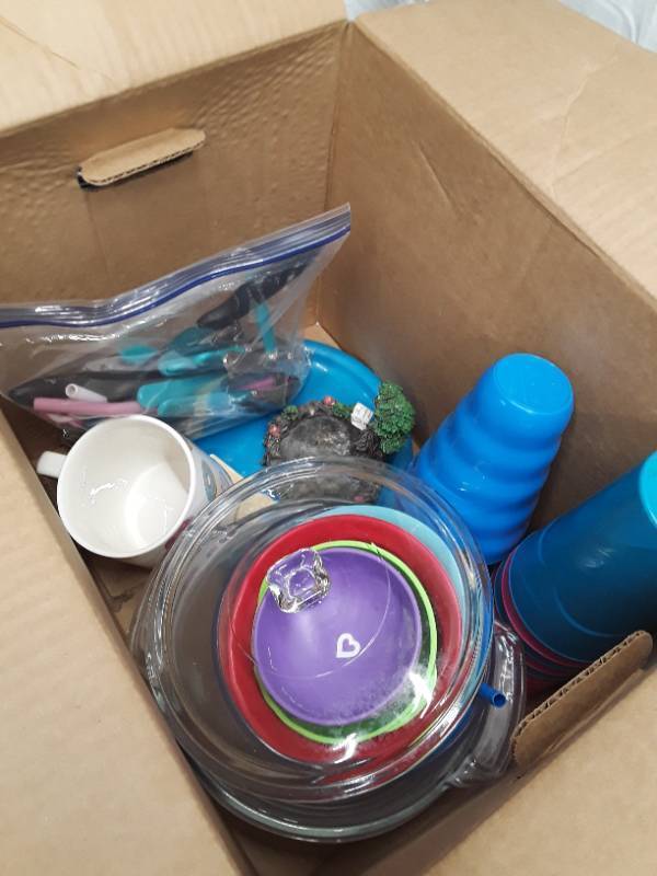 lot 56061 image: Box of misc. dishware