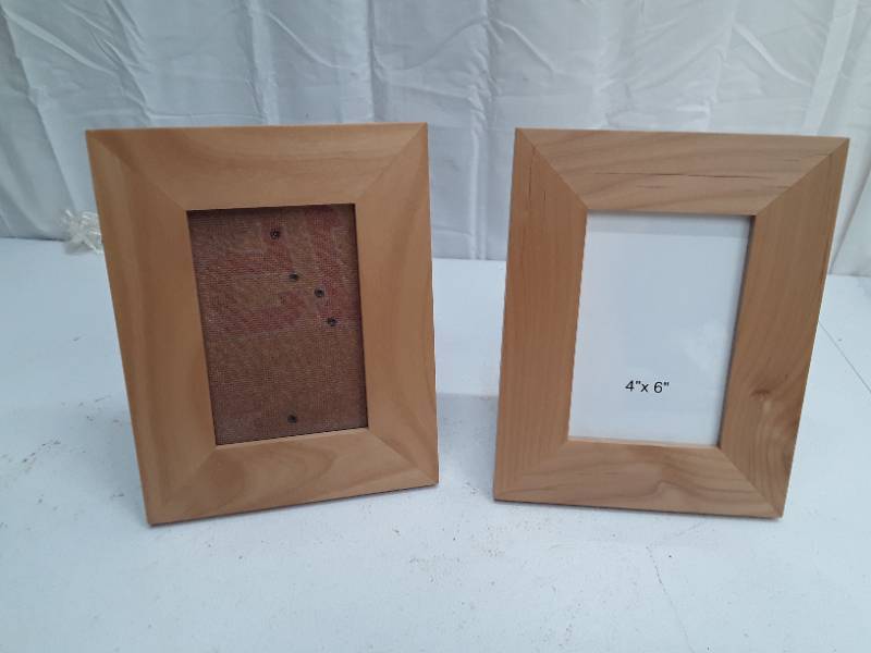 lot 56070 image: 2 Wooden Picture Frames - 4x6