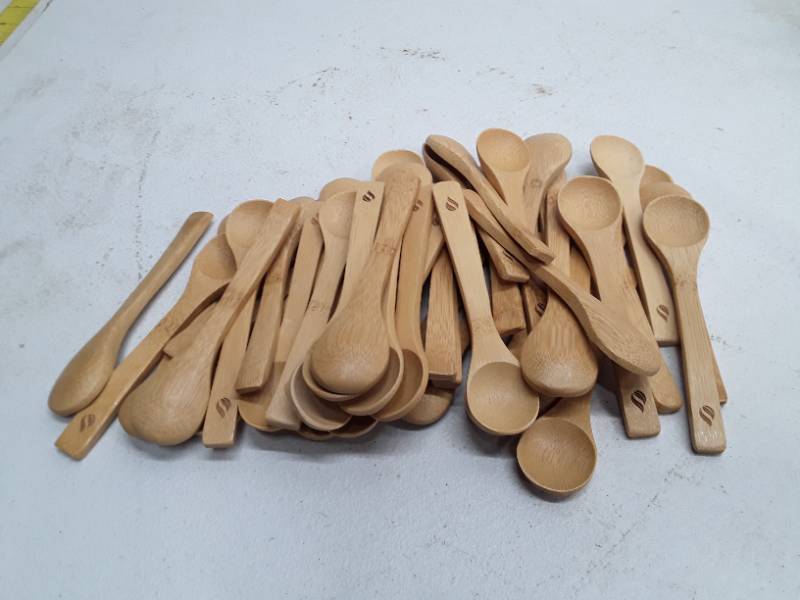 lot 56563 image: Box Full of Wooden Spoons - 45 pieces